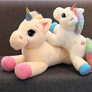 DEUX PELUCHES LICORNE ROSE ET BLANCHE SUR UN CANAPÉ
