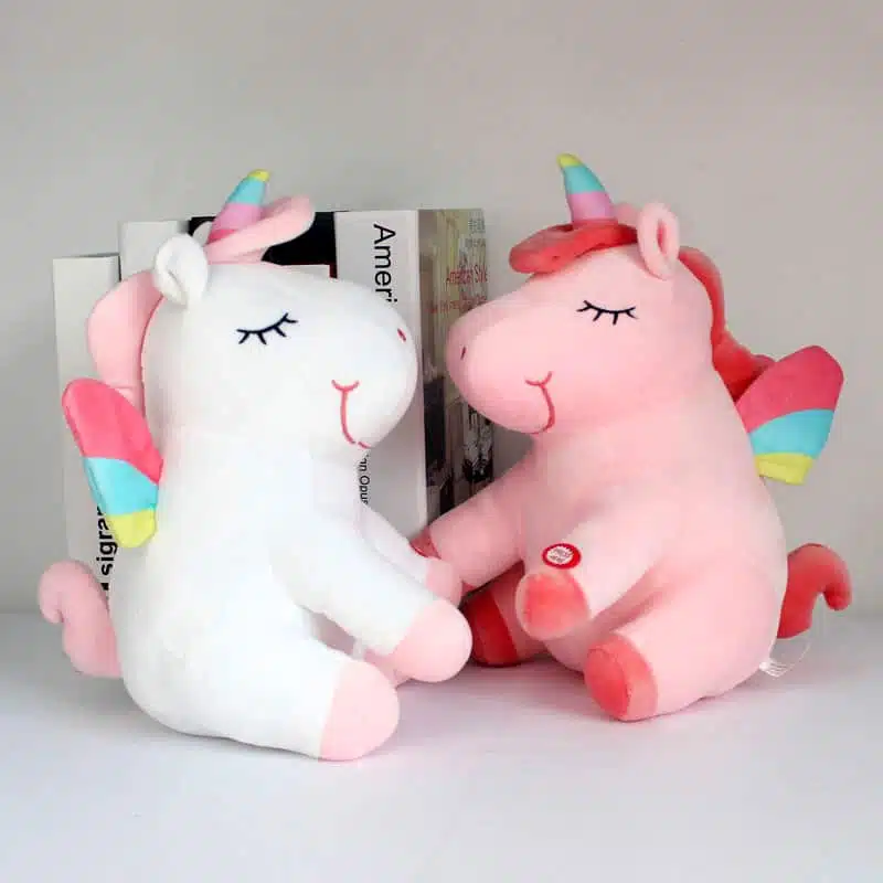 PELUCHE LICORNE LUMINEUSE ROSE AILÉE 7 PELUCHES LICORNE LUMINEUSE ROSE ET BLANCHE AILÉE VU DE COTÉ