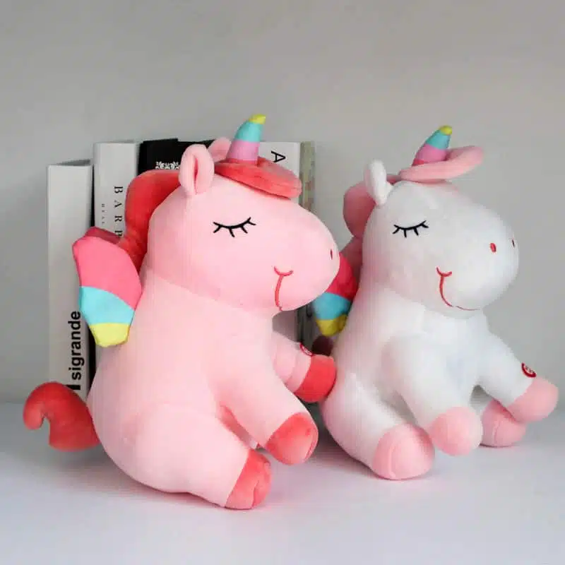 PELUCHE LICORNE LUMINEUSE ROSE AILÉE 9 PELUCHES LICORNE LUMINEUSE ROSE ET BLANCHE AILÉE VU DE COTÉ