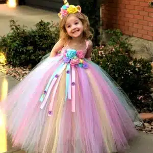 PETITE FILLE AVEC UNE ROBE LICORNE FILLE FÊTE ANNIVERSAIRE