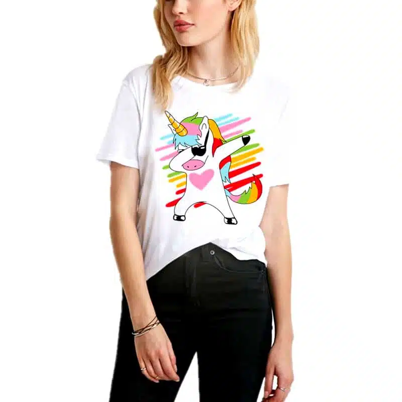 JEUNE FILLE AVEC UN T-SHIRT LICORNE FASHION HIP HOP ARC-EN-CIEL