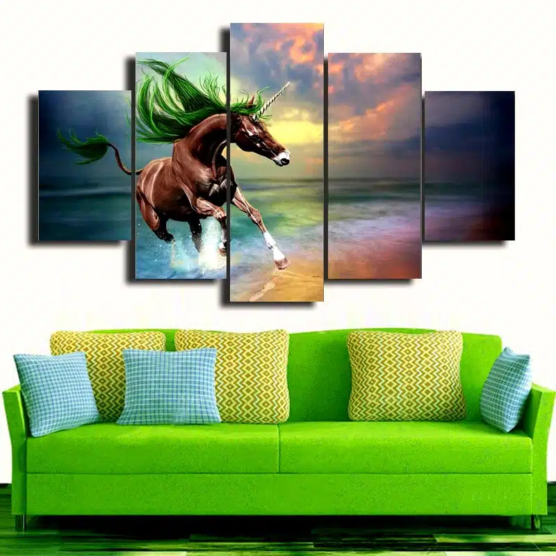 TABLEAU LICORNE ARC EN CIEL DANS UN SALON AVEC UN CANAPÉ VERT