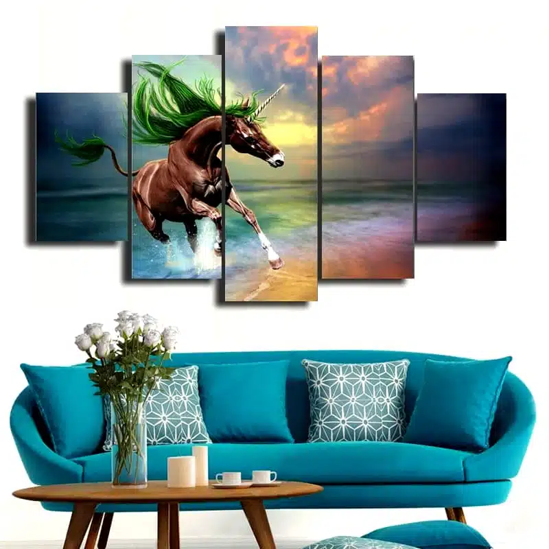 TABLEAU LICORNE ARC EN CIEL DANS UN SALON AVEC UN CANAPÉ BLEU
