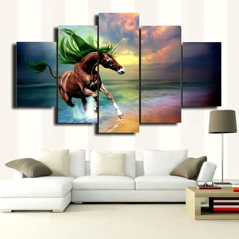 TABLEAU LICORNE ARC EN CIEL DANS UN SALON AVEC UN CANAPÉ GRIS