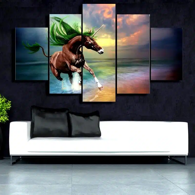 TABLEAU LICORNE ARC EN CIEL DANS UN SALON AVEC UN CANAPÉ BLANC