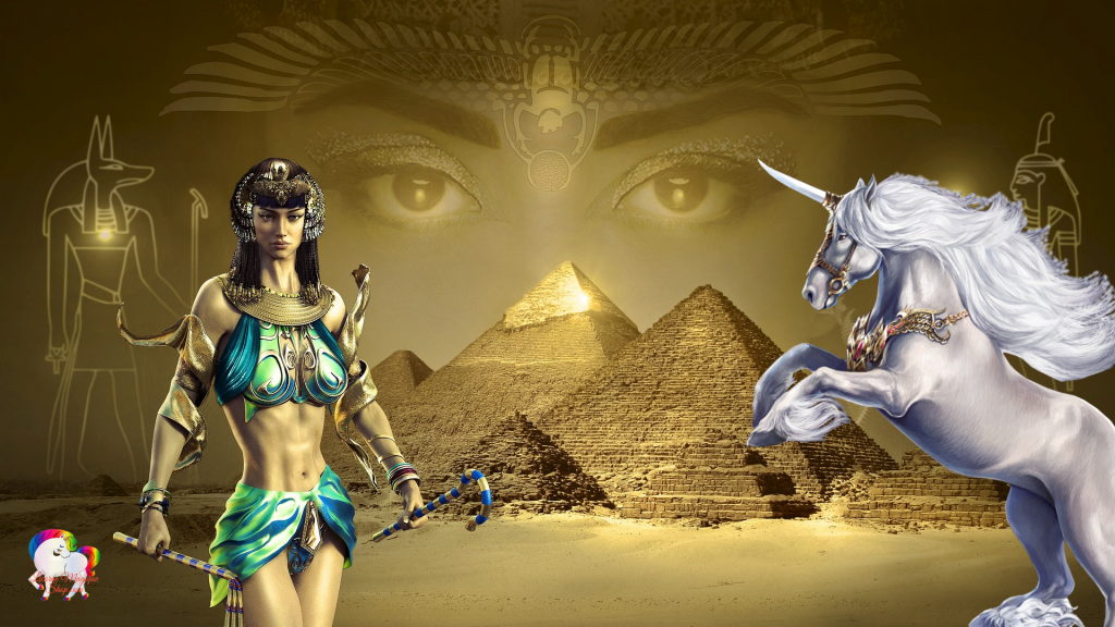 Dans l'Égypte antique fantastique et magique l'esprit de Cléopâtre est au loin qui domine trois pyramides et la rencontre entre elle et une licorne blanche