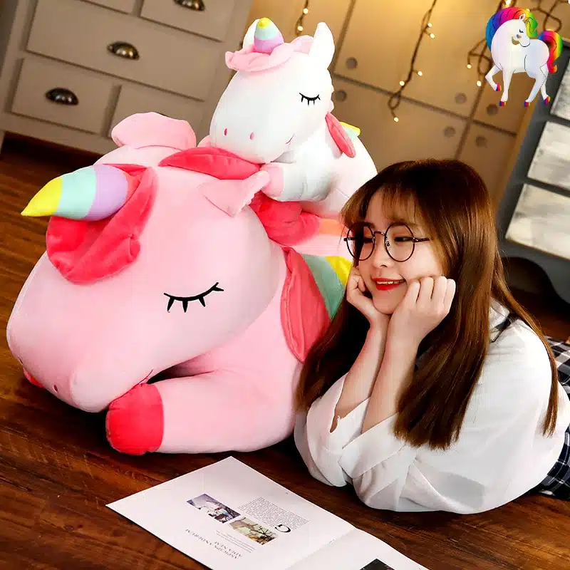 PELUCHE LICORNE GÉANTE ROSE AILÉE 5 JEUNE FILLE AVEC UNE PELUCHE LICORNE GÉANTE ROSE AILÉE ET UNE PELUCHE LICORNE GÉANTE BLANCHE AILÉE