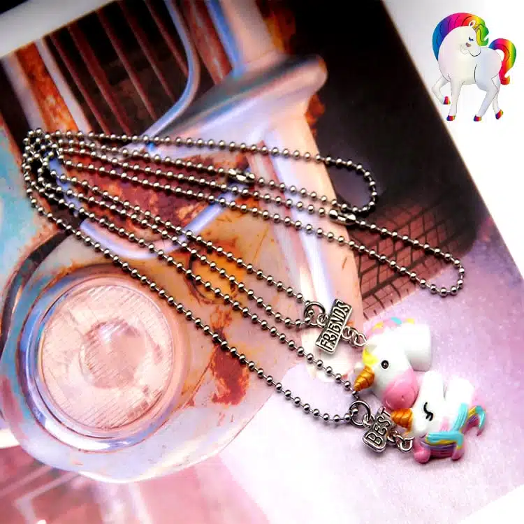 Pendentif fille licorne sur une table