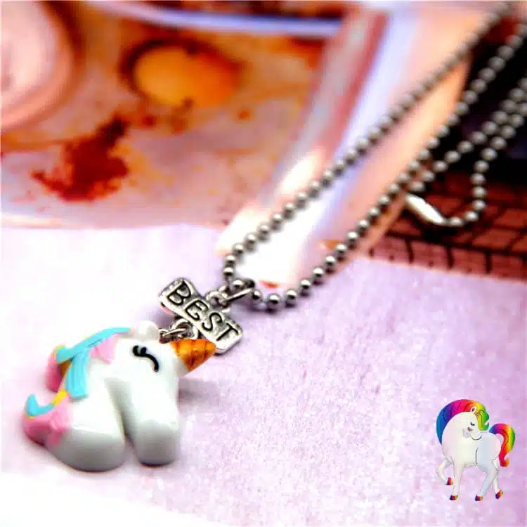 Pendentif fille licorne en démo sur une table