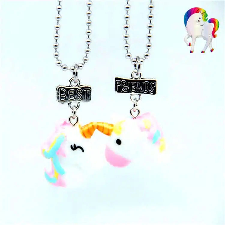 Pendentif fille licorne en démo vu de prêt