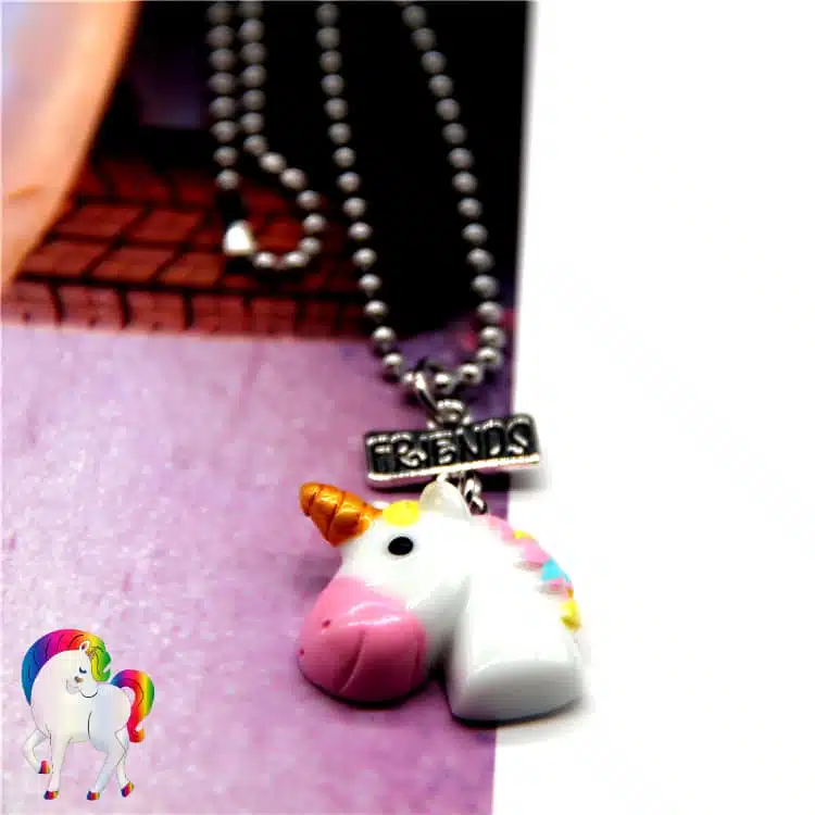 Pendentif fille licorne sur une table en démo vu de prêt