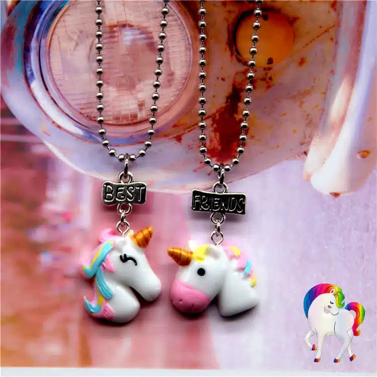 Pendentif fille licorne sur une table en démo