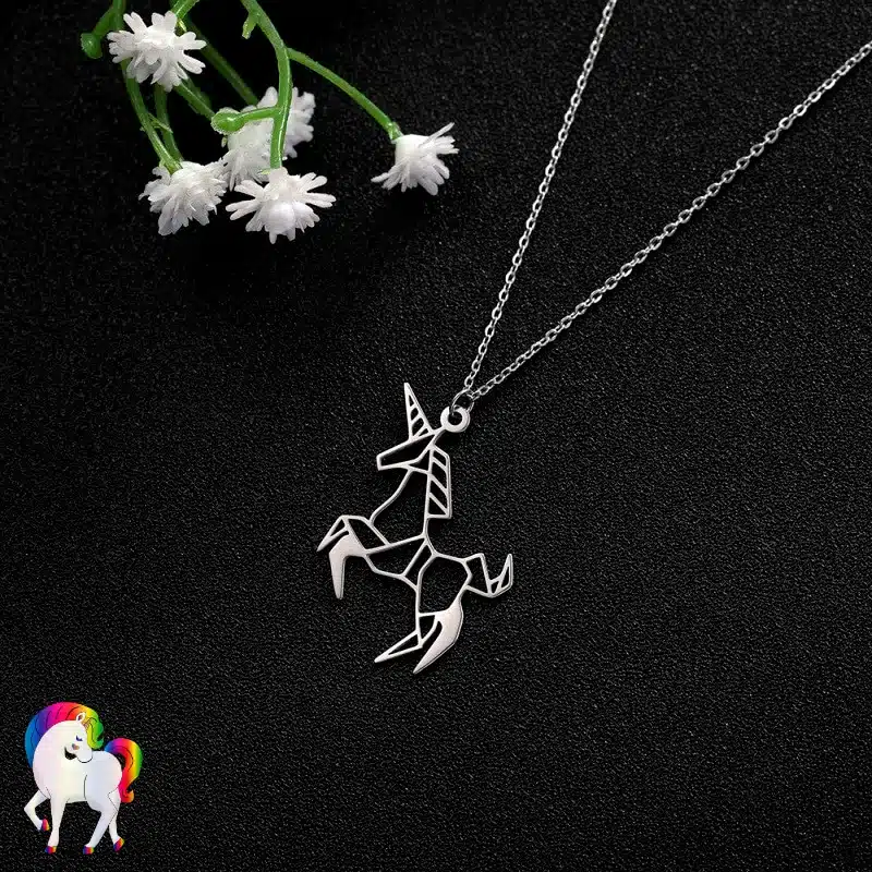Pendentif licorne origami vu de très prêt sur fond noir
