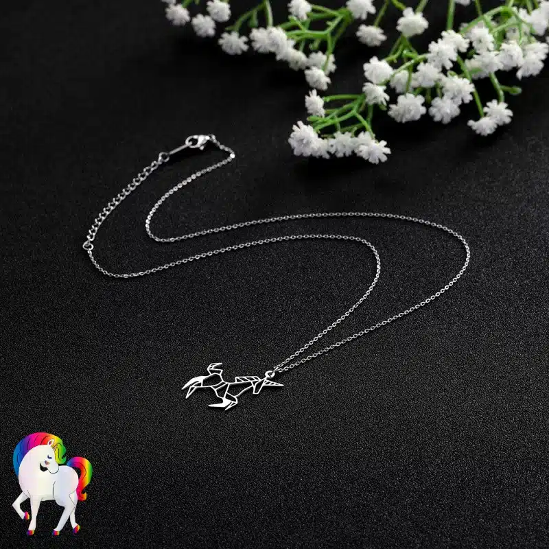 Pendentif licorne origami vu de prêt sur fond noir