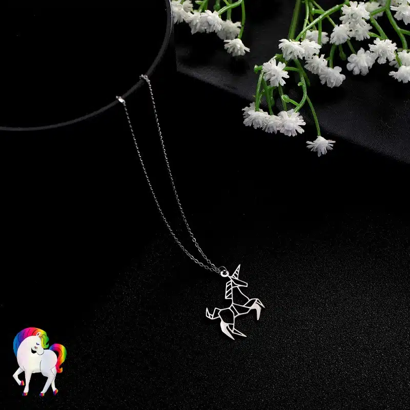 Pendentif licorne origami argent sur fond noir