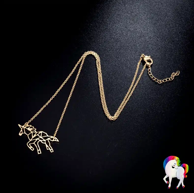 Pendentif licorne femme or sur fond noir