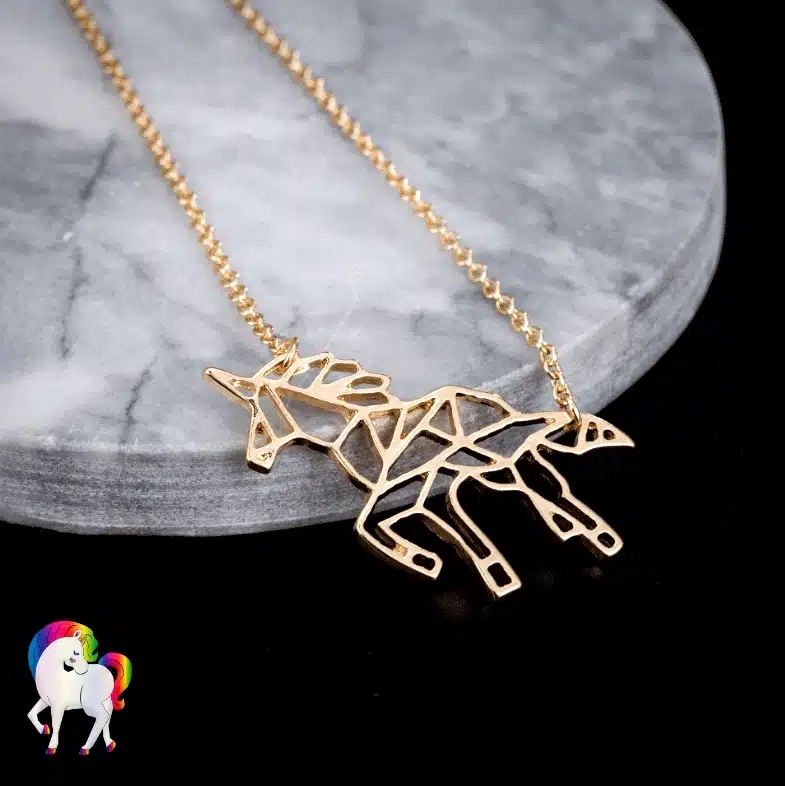 Pendentif licorne femme or vu de prêt