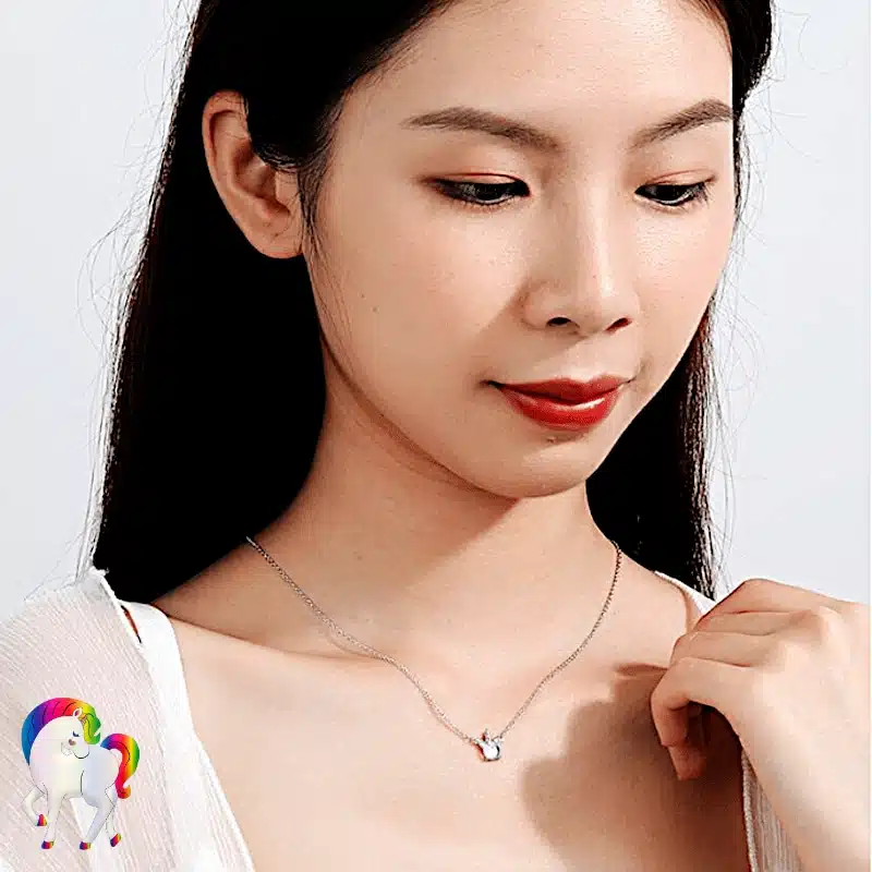 Une jeune fille qui porte un Collier avec pendentif licorne vu de prêt