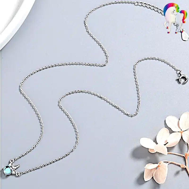 Collier avec pendentif licorne vu de prêt sur une table