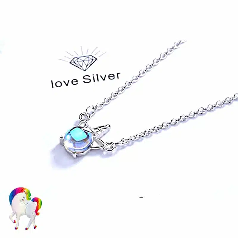 un Collier avec pendentif licorne vu de prêt