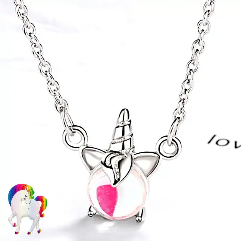 Collier avec pendentif licorne vu de prêt