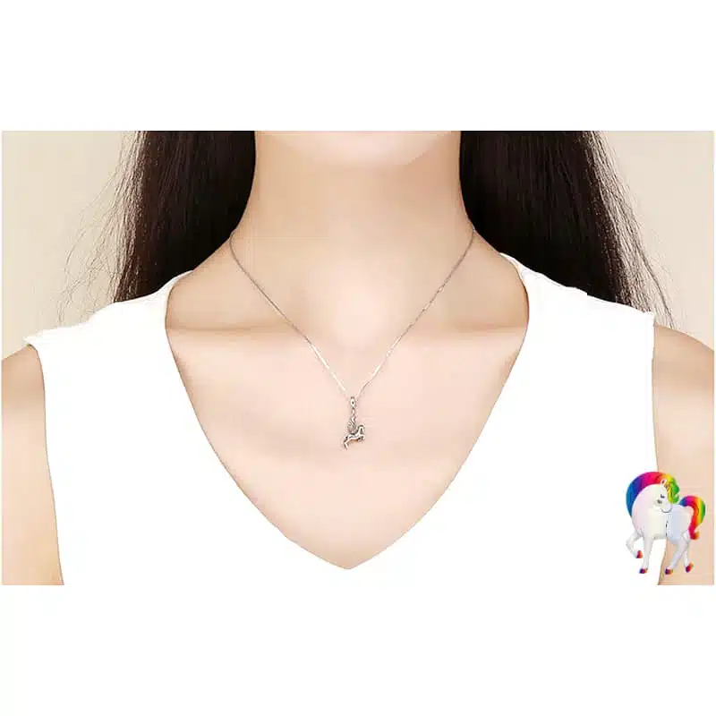 Jeune femme qui porte un Pendentif licorne argent 925 - LICORNE AILÉE