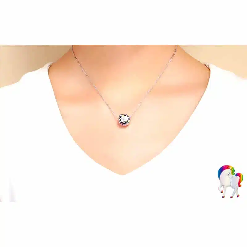 Jeune femme qui porte un Pendentif licorne argent 925 - LICORNE AILÉE 2