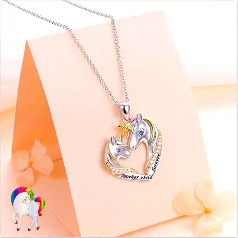 Un Collier fantaisie licorne sur un présentoir vu de prêt