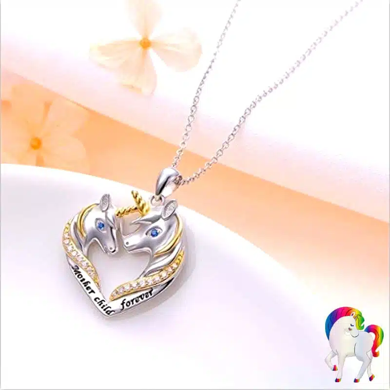 Un Collier fantaisie licorne sur un présentoir
