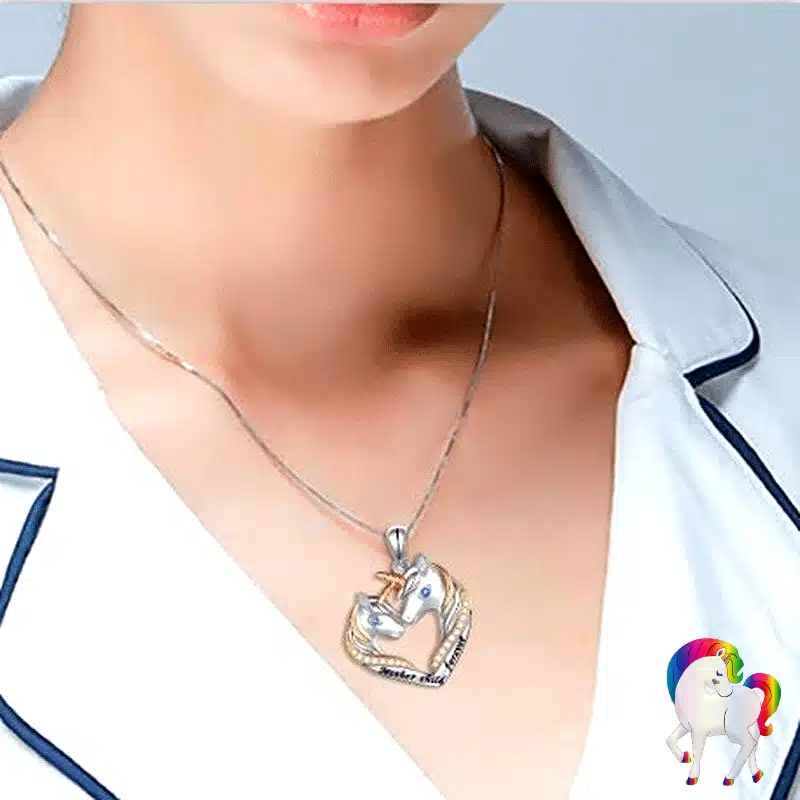 Une jeune femme qui porte un Collier fantaisie licorne